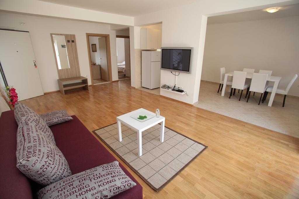 Villa Iris Apartments Seget Vranjica Bagian luar foto