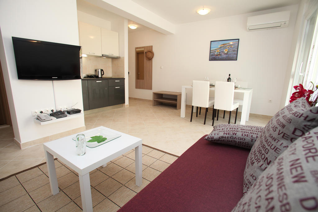 Villa Iris Apartments Seget Vranjica Bagian luar foto