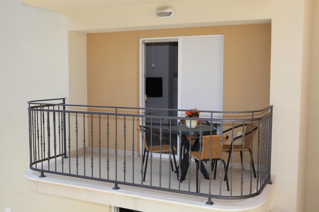 Villa Iris Apartments Seget Vranjica Bagian luar foto